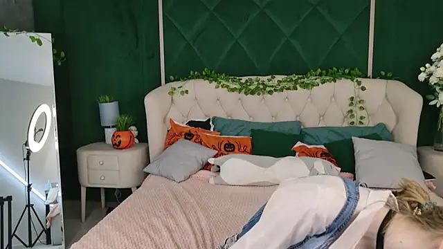 Snapshot of Beverly_Gomes chatting on 10-31-25, 10:49 Beverly Gomes online show from 10-31-25, 10:49