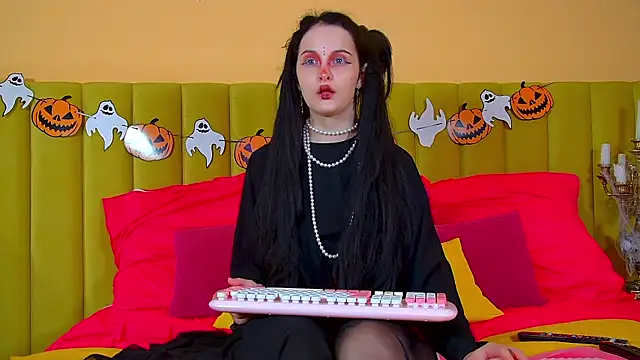 MollyMillsen online show from 10-29-25, 06:20