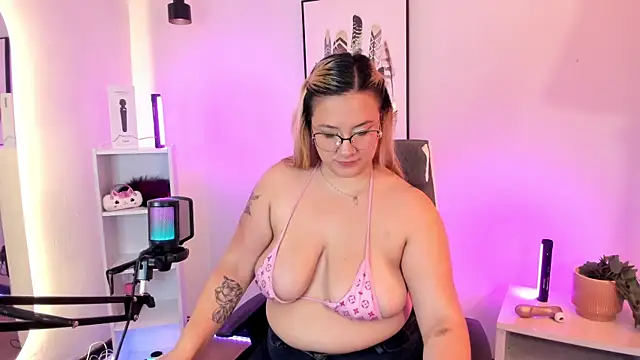 hollie joliie online show from 03-03-26, 12:33