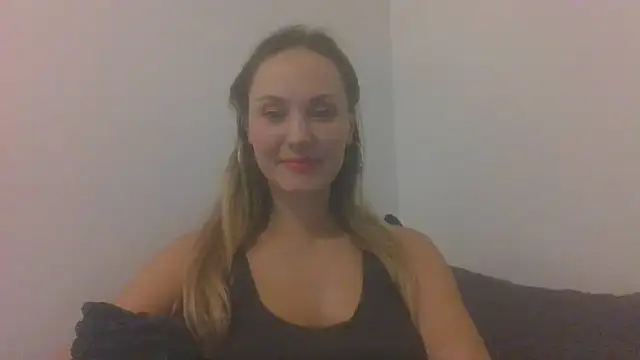 Snapshot of Molvina chatting on 11-08-25, 06:18 Molvina online show from 11-08-25, 06:18
