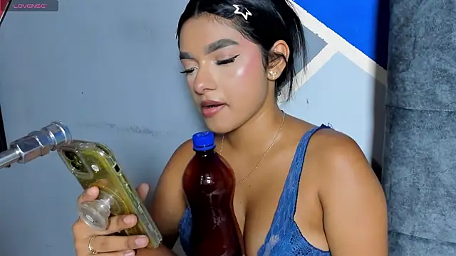 lau-hot online show from 12-17-25, 06:58