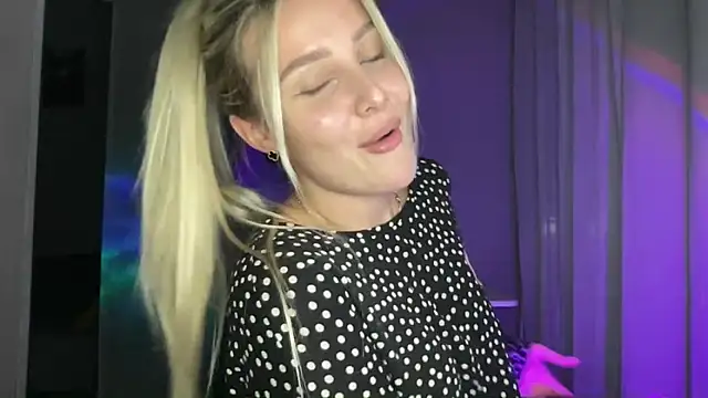 Snapshot of Sasha_yourdream chatting on 10-18-25, 09:15 Sasha yourdream online show from 10-18-25, 09:15