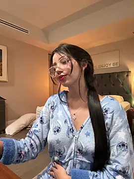 Snapshot of Min_junn chatting on 11-24-25, 02:33 Min junn online show from 11-24-25, 02:33