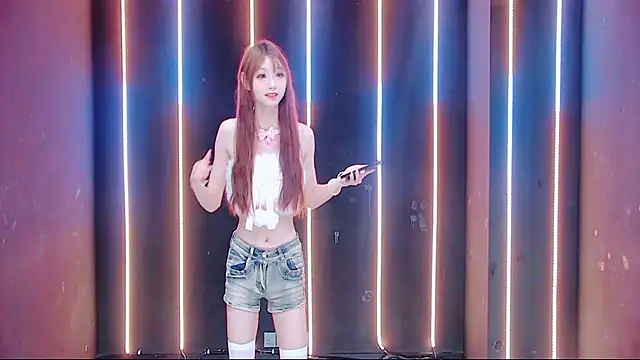 Snapshot of queen-001 chatting on 10-10-25, 10:53 queen-001 online show from 10-10-25, 10:53