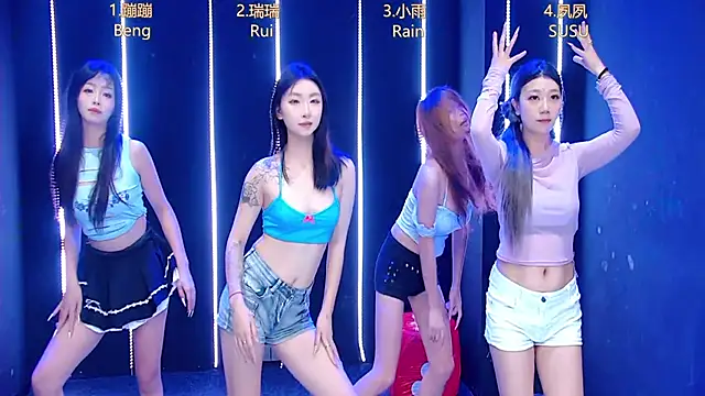 Snapshot of queen-001 chatting on 10-23-25, 12:04 queen-001 online show from 10-23-25, 12:04