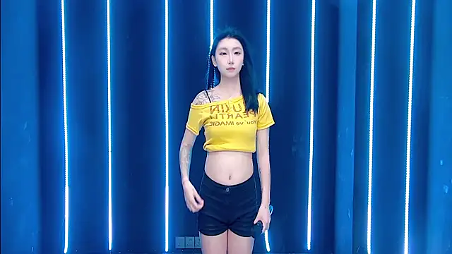 Snapshot of queen-001 chatting on 10-27-25, 11:25 queen-001 online show from 10-27-25, 11:25