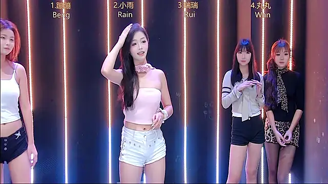 Snapshot of queen-001 chatting on 11-13-25, 12:15 queen-001 online show from 11-13-25, 12:15