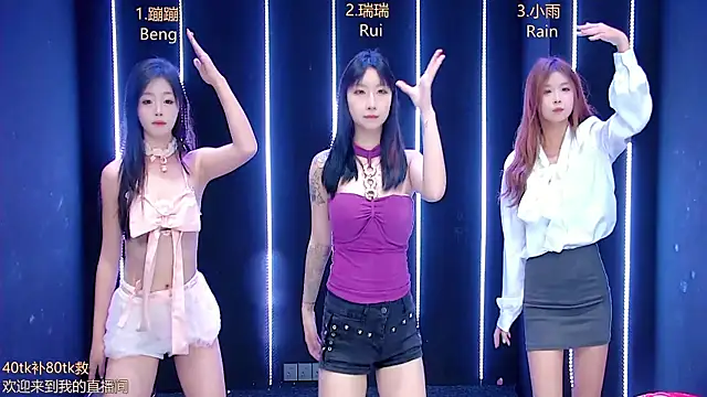 Snapshot of queen-001 chatting on 11-15-25, 12:23 queen-001 online show from 11-15-25, 12:23