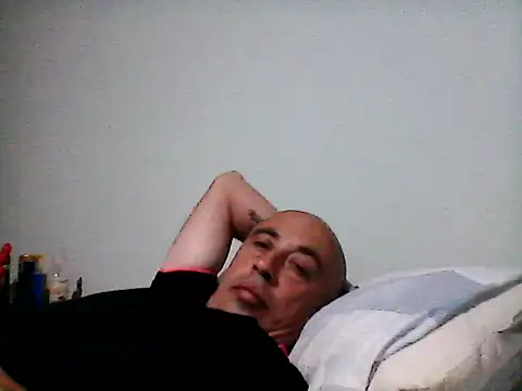 Snapshot of pablocesar1982 chatting on 10-12-25, 04:00 pablocesar1982 online show from 10-12-25, 04:00