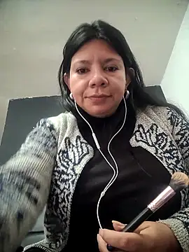 Snapshot of kinky_momm chatting on 10-25-25, 01:51 kinky momm online show from 10-25-25, 01:51