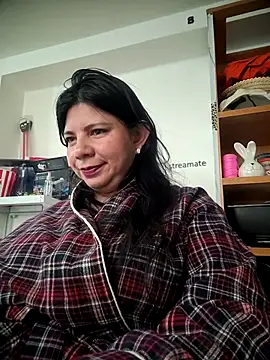 Snapshot of kinky_momm chatting on 11-18-25, 02:43 kinky momm online show from 11-18-25, 02:43
