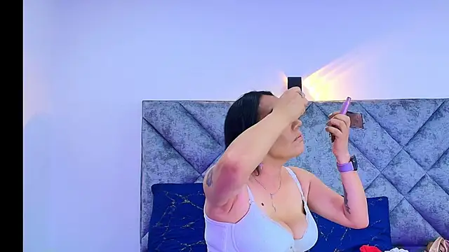 Shantey Laurent online show from 10-13-25, 02:06