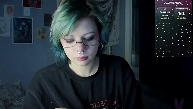 Snapshot of Alice_Zev chatting on 10-15-25, 07:36 Alice Zev online show from 10-15-25, 07:36