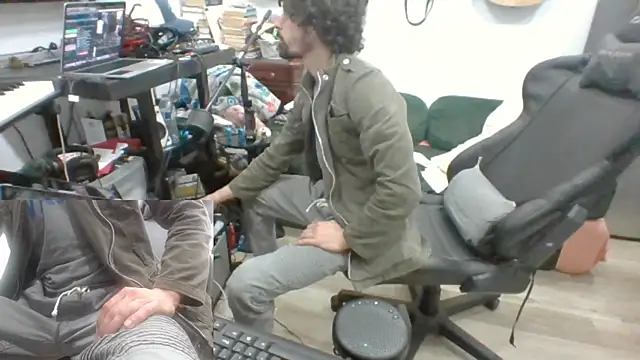 Snapshot of Stringin69 chatting on 02-26-26, 05:23 Stringin69 online show from 02-26-26, 05:23