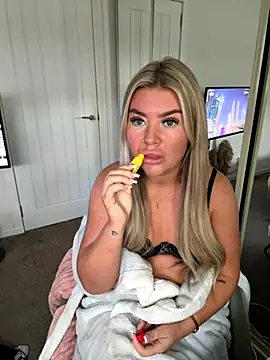 EmilyKingg online show from 10-04-25, 04:38