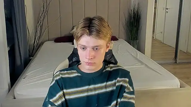 Snapshot of LouieEvans chatting on 09-29-25, 05:40 LouieEvans online show from 09-29-25, 05:40