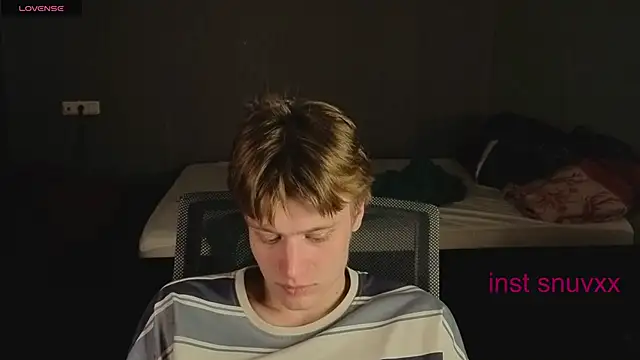 Snapshot of LouieEvans chatting on 10-10-25, 04:00 LouieEvans online show from 10-10-25, 04:00