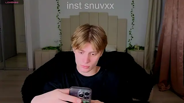 Snapshot of LouieEvans chatting on 10-29-25, 09:27 LouieEvans online show from 10-29-25, 09:27