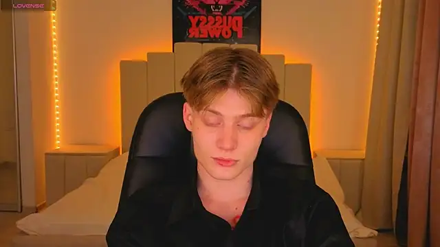 Snapshot of LouieEvans chatting on 11-18-25, 08:57 LouieEvans online show from 11-18-25, 08:57