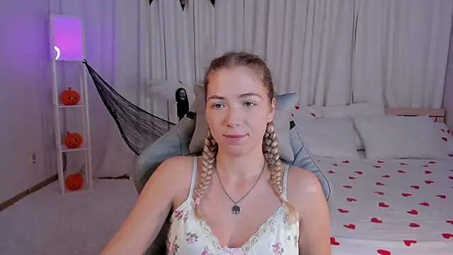 Susan Mimi online show from 10-31-25, 01:39