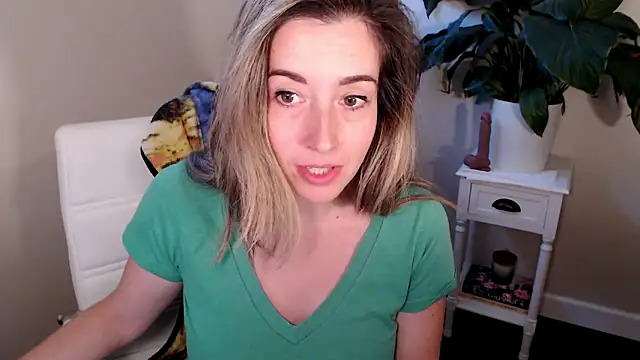 Snapshot of SuggestiveBehavior chatting on 10-10-25, 12:59 SuggestiveBehavior online show from 10-10-25, 12:59