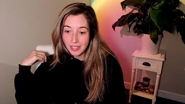 Snapshot of SuggestiveBehavior chatting on 10-11-25, 01:05 SuggestiveBehavior online show from 10-11-25, 01:05