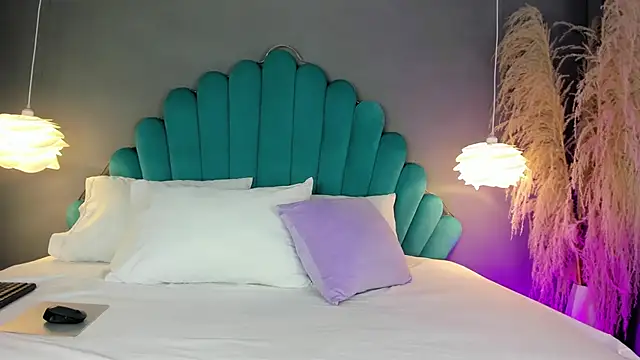 Snapshot of LunaBloomn chatting on 10-20-25, 05:02 LunaBloomn online show from 10-20-25, 05:02