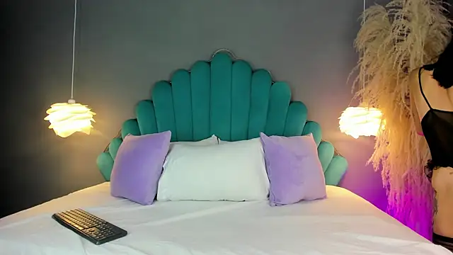 Snapshot of LunaBloomn chatting on 10-24-25, 05:09 LunaBloomn online show from 10-24-25, 05:09