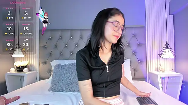 Snapshot of LunaBloomn chatting on 11-04-25, 05:23 LunaBloomn online show from 11-04-25, 05:23