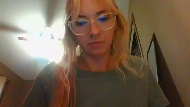 Snapshot of ashhhxxx chatting on 10-05-25, 03:27 ashhhxxx online show from 10-05-25, 03:27