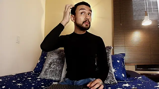 Snapshot of Axel_Moon_S chatting on 11-14-25, 07:45 Axel Moon S online show from 11-14-25, 07:45