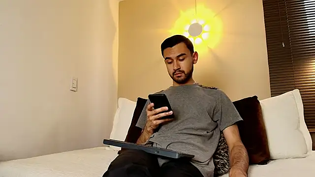 Snapshot of Axel_Moon_S chatting on 11-29-25, 08:34 Axel Moon S online show from 11-29-25, 08:34