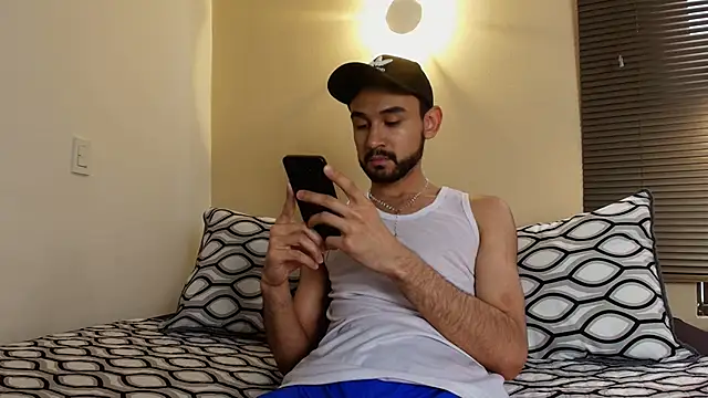 Snapshot of Axel_Moon_S chatting on 12-15-25, 07:18 Axel Moon S online show from 12-15-25, 07:18