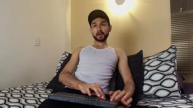 Snapshot of Axel_Moon_S chatting on 12-17-25, 04:46 Axel Moon S online show from 12-17-25, 04:46