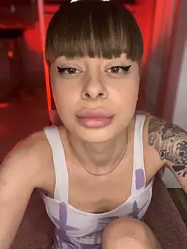 BabyBee  online show from 10-31-25, 03:57