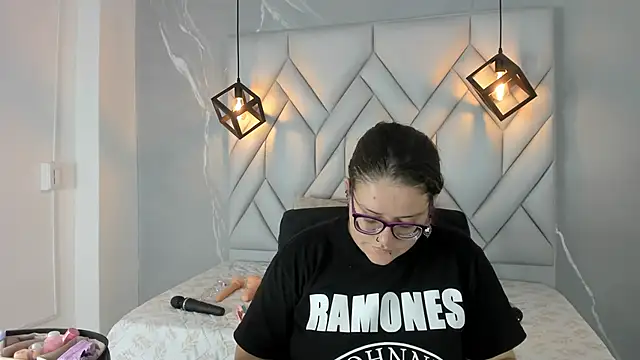 hellen tirey online show from 09-18-25, 01:57