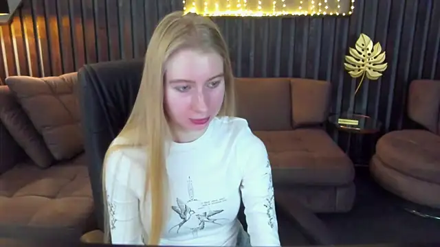 Snapshot of Alina_Blonde chatting on 03-26-26, 06:41 Alina Blonde online show from 03-26-26, 06:41