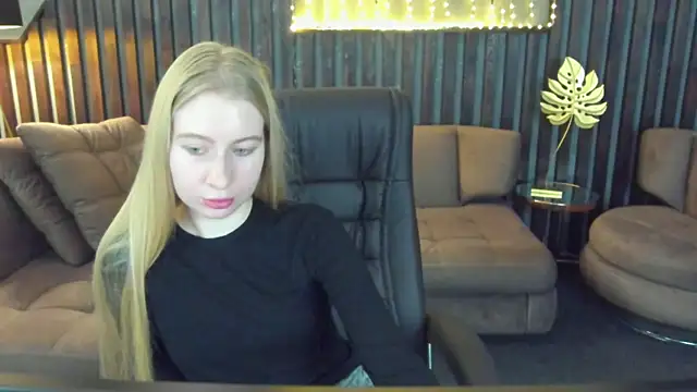 Snapshot of Alina_Blonde chatting on 03-27-26, 06:41 Alina Blonde online show from 03-27-26, 06:41