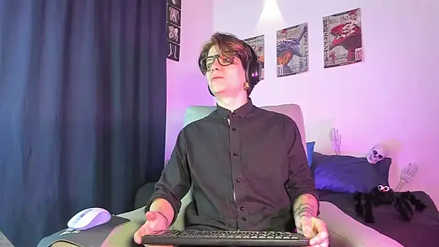 Snapshot of Jerry_Cole chatting on 10-22-25, 01:28 Jerry Cole online show from 10-22-25, 01:28