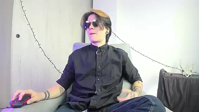 Snapshot of Jerry_Cole chatting on 12-17-25, 03:29 Jerry Cole online show from 12-17-25, 03:29