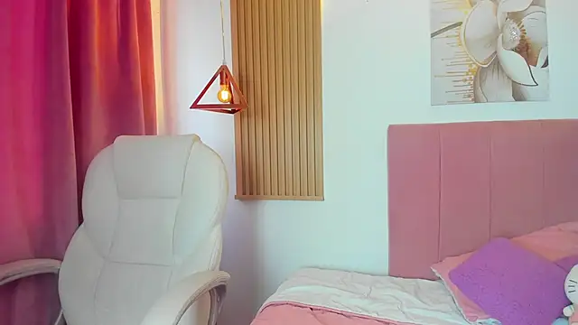 Snapshot of KoraRousee chatting on 10-10-25, 12:59 KoraRousee online show from 10-10-25, 12:59