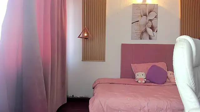 Snapshot of KoraRousee chatting on 10-21-25, 01:01 KoraRousee online show from 10-21-25, 01:01