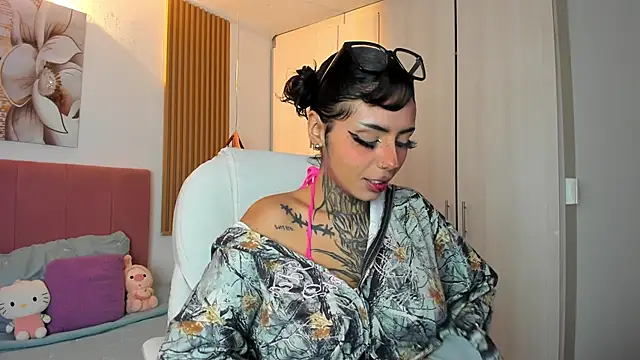 Snapshot of KoraRousee chatting on 10-25-25, 01:40 KoraRousee online show from 10-25-25, 01:40