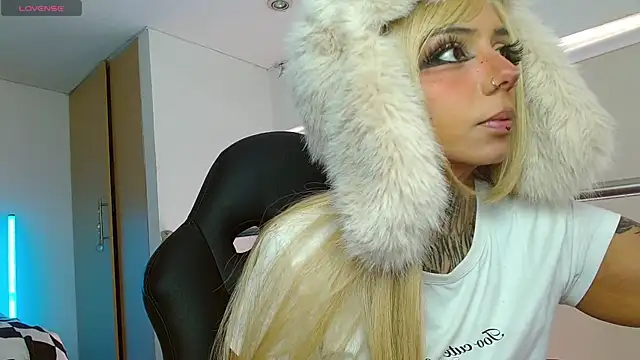 KoraRousee online show from 12-19-25, 02:46