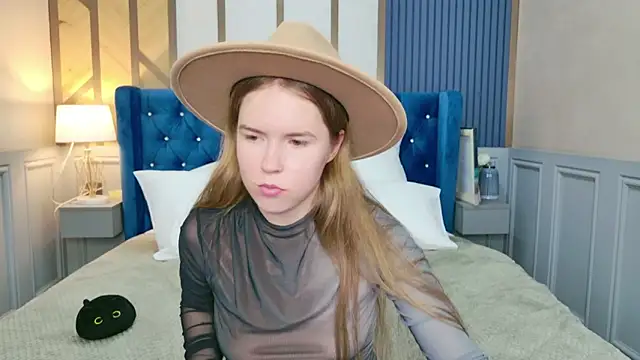 Snapshot of Alida_Brice chatting on 11-21-25, 05:55 Alida Brice online show from 11-21-25, 05:55