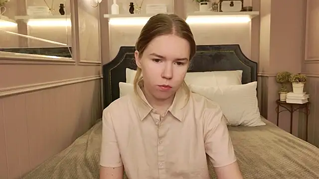 Snapshot of Alida_Brice chatting on 12-14-25, 05:35 Alida Brice online show from 12-14-25, 05:35