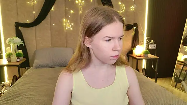 Snapshot of Alida_Brice chatting on 03-27-26, 05:35 Alida Brice online show from 03-27-26, 05:35