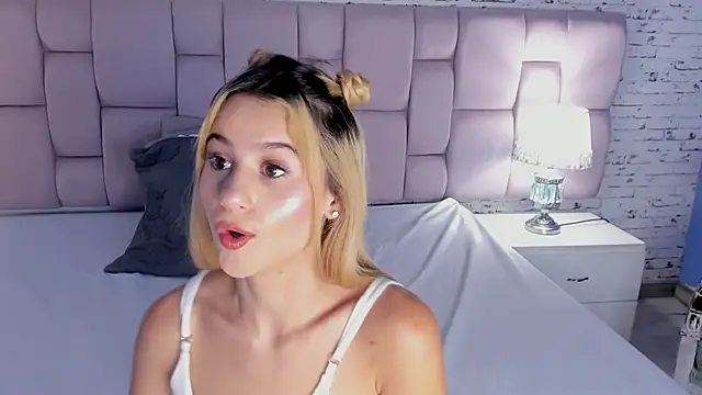 Snapshot of ChloeLaurentt chatting on 10-18-25, 04:37 ChloeLaurentt online show from 10-18-25, 04:37