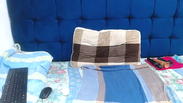 Snapshot of SexyBeverly_ chatting on 10-18-25, 05:46 SexyBeverly online show from 10-18-25, 05:46