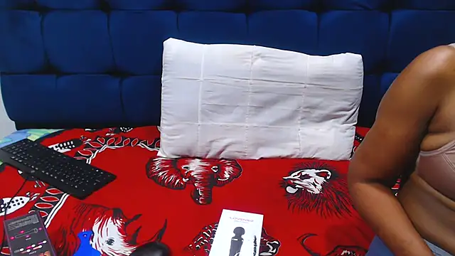 Snapshot of SexyBeverly_ chatting on 10-23-25, 08:24 SexyBeverly online show from 10-23-25, 08:24